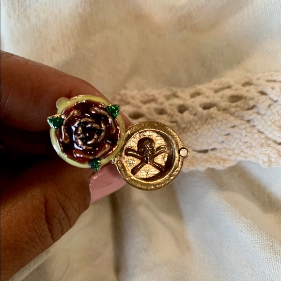 Rose Skull & Bones Ring S8 with Secret Compartment - Picture 5 of 5